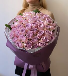 Букет пятьдесят пять роз Мемори – Интернет-магазин цветов STUDIO Flores