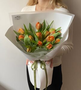 Букет пятнадцать пионовидных оранжевых тюльпанов