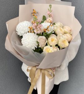 Букет із хризантемами та трояндами 'Квіткова ваніль'
