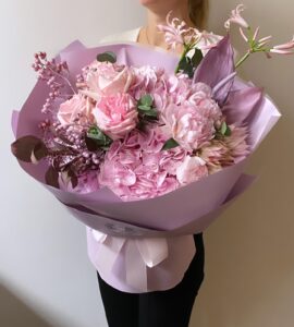 Bouquet with hydrangea and peonies 'Barbie'