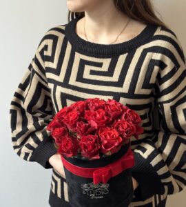 Букет семнадцать красных роз в коробке – Интернет-магазин цветов STUDIO Flores