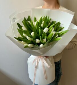 Букет тридцать пять белых тюльпанов в упаковке – Интернет-магазин цветов STUDIO Flores