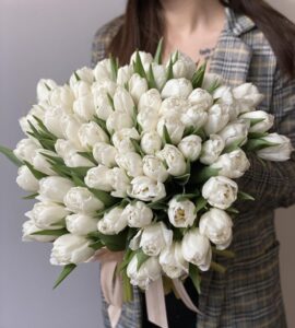 Букет семьдесят пять белых пионовидных тюльпанов – Интернет-магазин цветов STUDIO Flores
