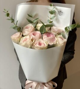 Букет дев'ять троянд Бал Саммер