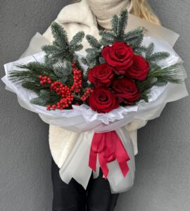 Букет с розами и елью
