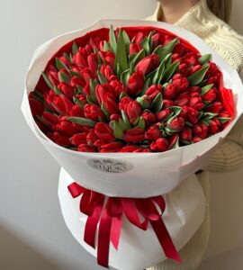 Букет сто один красный тюльпан  – Интернет-магазин цветов STUDIO Flores