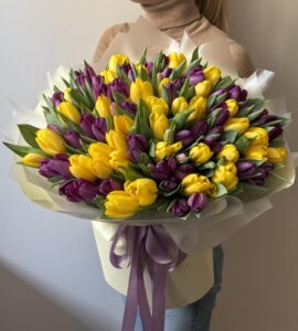 Букет сто один желто-фиолетовых тюльпанов – Интернет-магазин цветов STUDIO Flores