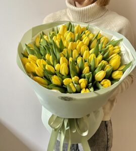 Bouquet of one hundred and one yellow tulips