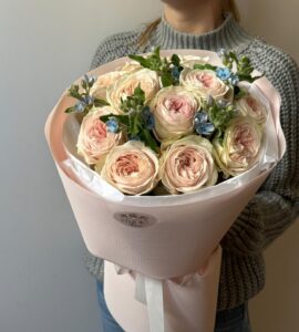 Bouquet of eleven roses with oxypetalum