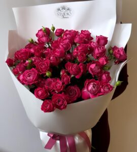 Букет пятнадцать кустовых малиновых роз – Интернет-магазин цветов STUDIO Flores