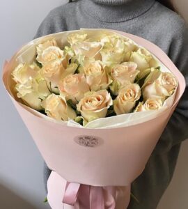 Bouquet of nineteen roses Sharman