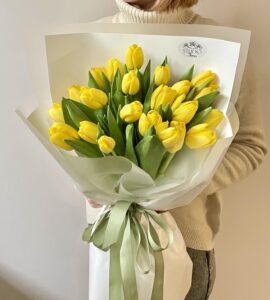 Букет двадцать один желтый тюльпан – Интернет-магазин цветов STUDIO Flores