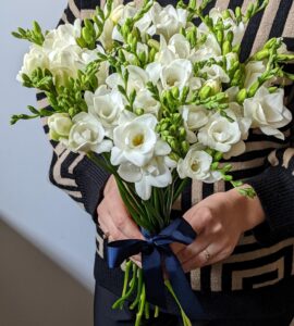 Букет двадцать пять белых фрезий – Интернет-магазин цветов STUDIO Flores