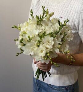 Букет невесты из белых фрезий – Интернет-магазин цветов STUDIO Flores
