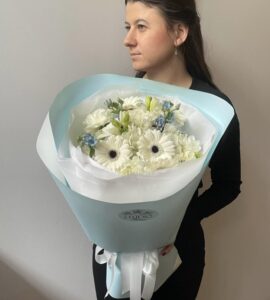 Букет цветов с герберами и оксипеталумом – Интернет-магазин цветов STUDIO Flores