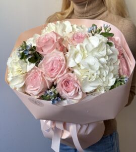 Букет с гортензией и розами Охара – Интернет-магазин цветов STUDIO Flores