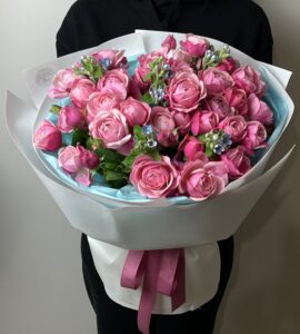 Букет одинадцять рожевих троянд з оксипеталумом