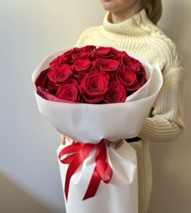 Букет п'ятнадцять червоних троянд Фрідом