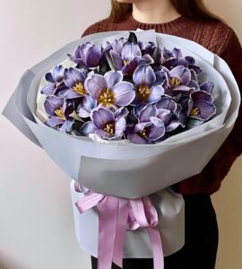 Букет семнадцать фиолетовых тюльпанов – Интернет-магазин цветов STUDIO Flores
