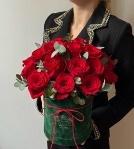 Bouquet of seventeen red roses Freedom in a box