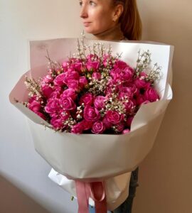 Букет двадцать одна роза Мисти Бабелз  джинестрой – Интернет-магазин цветов STUDIO Flores