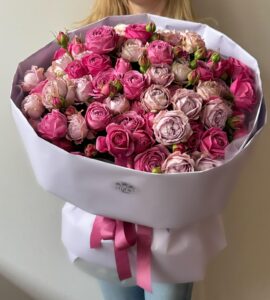 Bouquet of twenty-five spray roses mix