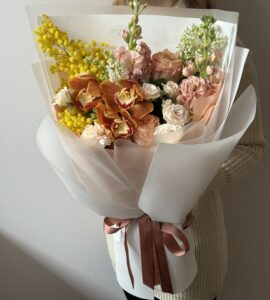 Букет цветов с мимозой и цимбидиумом