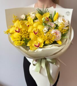 Bouquet of mimosa with orchids 'Sunny'