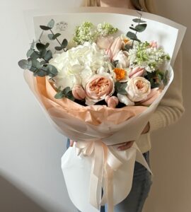 Bouquet with hydrangea and roses 'March 8'