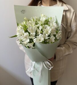 Bouquet of eleven white alstroemerias