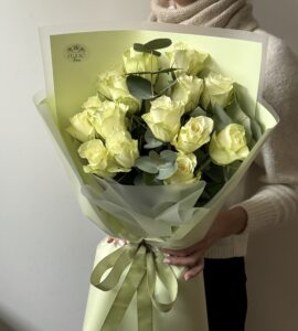 Букет пятнадцать белых роз с эвкалиптом Атена
