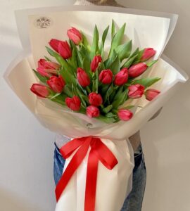 Букет двадцать один красных пионовидных тюльпанов