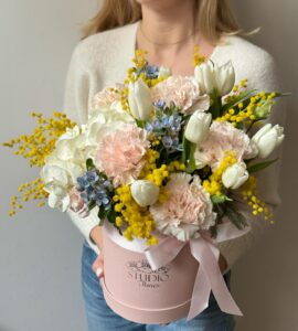 Цветы в коробке с гортензией и диантусом