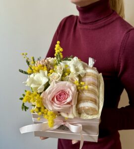 Коробка с цветами и маршмеллоу