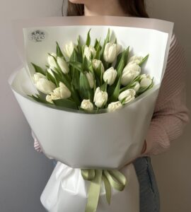 Букет двадцать пять белых пионовидных тюльпанов