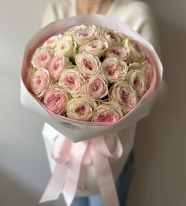 Bouquet of twenty-five roses Ball Summerhouse