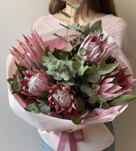 Bouquet of five pink proteas