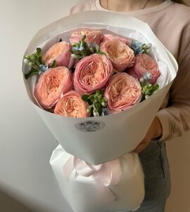 Букет дев'ять персикових троянд Харпер з оксипеталумом