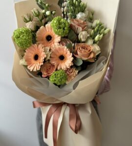 Букет цветов с герберами и розами