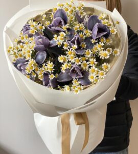 Букет фиолетовых тюльпанов с ромашками