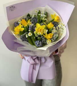 Bouquet of hyacinths with daffodils
