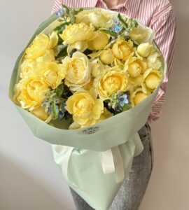 Букет цветов с кустовой розой и оксипеталумом 'Солнышко'