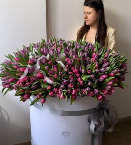Huge bouquet of five hundred and one tulips