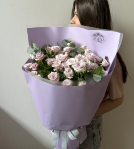 Bouquet of eleven spray roses Silver Shadow