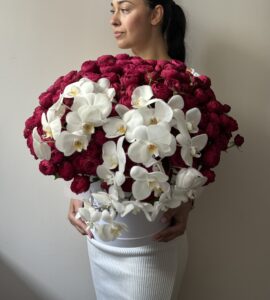 Bouquet of roses in an XL box with an orchid