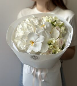 Bouquet with hydrangea and orchid 'Bride'