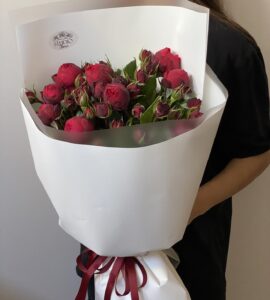 Bouquet of fifteen red roses Piano
