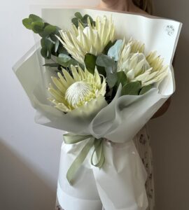 Bouquet of three white proteas