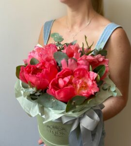 Bouquet of five peonies Corkal Charm in a box