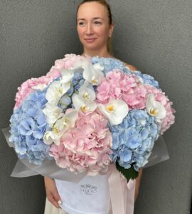 Bouquet of hydrangeas with orchid in XXL box